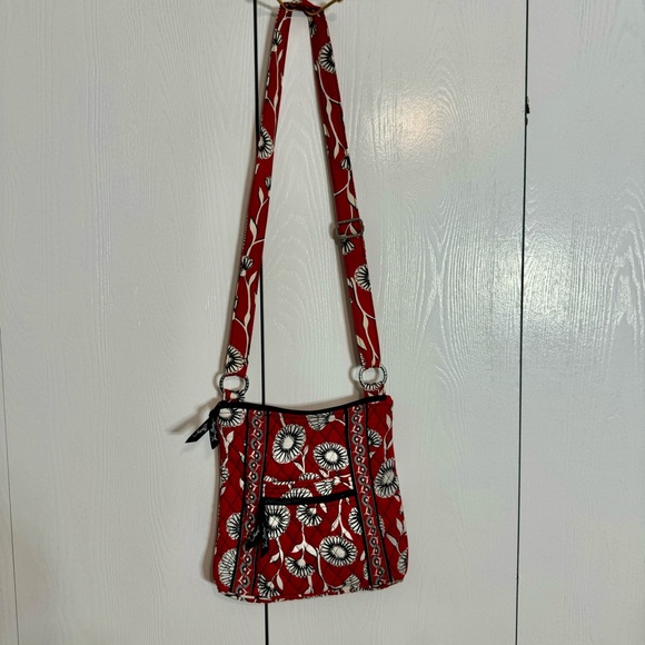 Pre-owned. Vera Bradley Crossbody Floral Purse. Retired RED "DECO DAISY" pattern - Picture 2 of 15